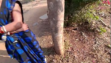 पहली बार दोस्त की पत्नी को पार्क घुमा के चोद दिया thumbnail