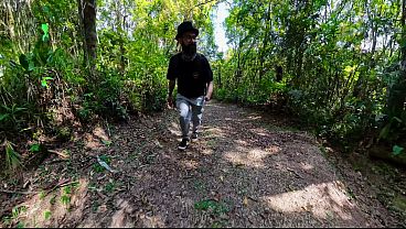 Meu amigo me levou para uma trilha na floresta e me meteu a piroca