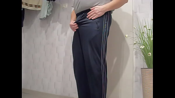 Masowanie kutasa w śliskich dresach