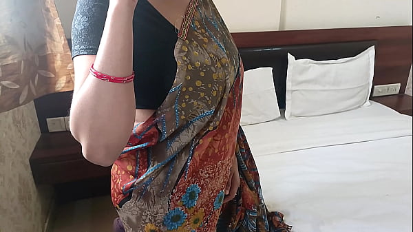 Play MP4 - भारतीय भाभी ने साड़ी में अपने देवर को सेक्स के लिए बहकाया&comma; भारतीय XXX देसी चुदाई हिंदी पोर्न