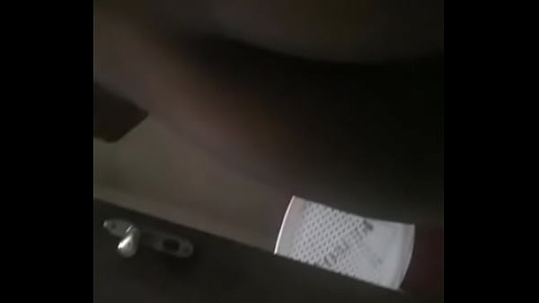 Ale nua mostrando o corpo nu 