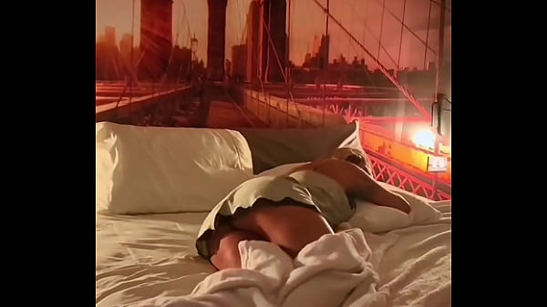 Nonton Mait&ecirc; Hedon&ecirc; &eacute; Uma Milf Que Acorda Sempre Muito Tes&atilde;o. Fica Se Contorcendo E Se Esfregando Na Cama At&eacute; Gozar. thumbnail