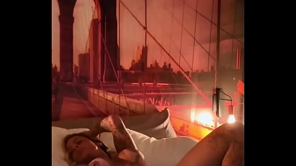 Play MP4 - Mait&ecirc; Hedon&ecirc; &eacute; uma Milf que acorda sempre com muito tes&atilde;o&period; Fica se contorcendo e se esfregando na cama at&eacute; gozar&period;