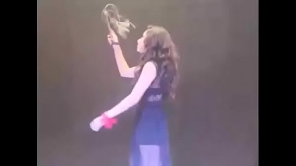 Play MP4 - La MAESTRA ense&ntilde;a a GEMIR como putas