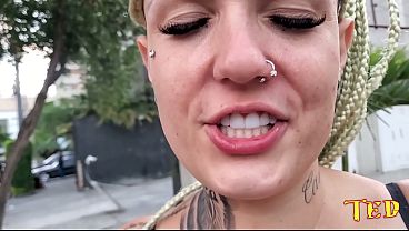 A Mulherada N&atilde;o Est&aacute; Se Preocupando Ningu&eacute;m E Mija Na Rua thumbnail