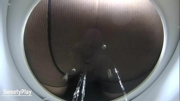 Play MP4 - Peeing in pantyhose on hidden camera