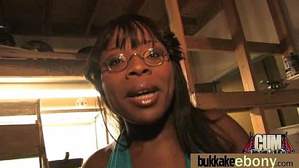 Nonton Busty Black Babe Bubble Bath Group Cocksuck! 11 thumbnail