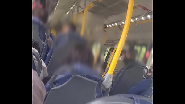 Play MP4 - Sem calcinha no onibus&period;&period;&period; provocando ao passageiro do lado e deixando ele tocar a ppkinha &period;&period;&period;&period; quer ver o video completo&quest;&quest;&period;&period;&period; &colon; bolivianamimi