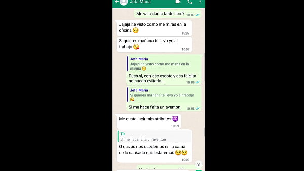 La jefa de mi trabajo me ense&ntilde;a sus ricas tetas sin que se entere su marido 