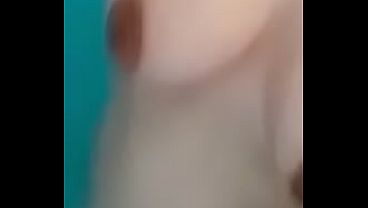 Werita ense&ntilde_a las tetas ba&ntilde_&aacute_ndose