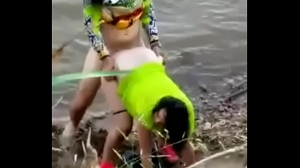 Play MP4 - Outdoor sex caught