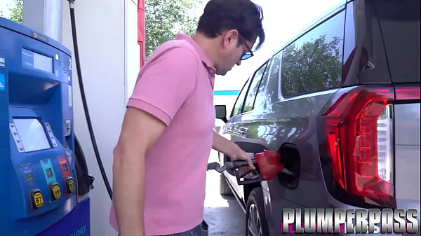 Play MP4 - Plump MILF Megan Fucks Guy She Met At Gas Sation