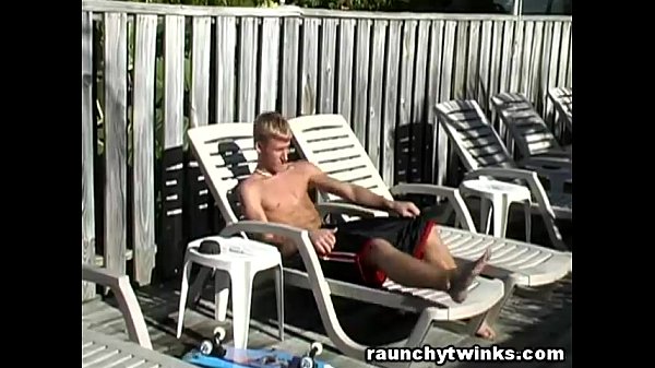 Play MP4 - Cameron Daniels Sexy Sunbathing Session