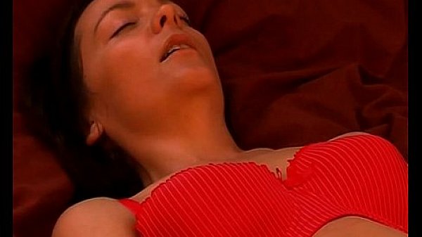 Chesty camilla vibrates her quim 