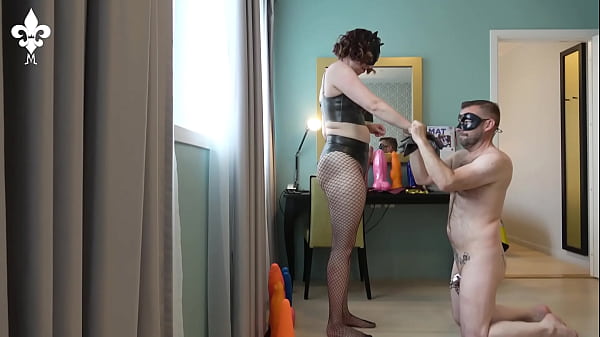 Dressing the mistress and shining her latex 