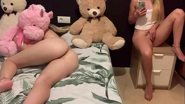 Nonton Que Rico Cuando Mi Amiga No Se Entera De Lo Que Estoy Haciendo thumbnail