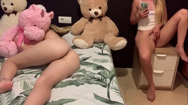 Play MP4 - se toca la vagina con su hermanastra al lado