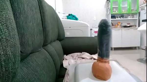 Play MP4 - Gay sentando no consolo de 28 cm por 20 cm &comma; super grosso &period;