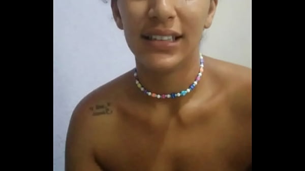 Novinha safadona do rabão grande mostrando a_raba deuuma rebolada sexy na live