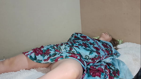 Thick latina se desperto caliente_y se puso a follar con su black_consolador mañanero