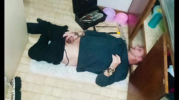 Plumber fixes her sink and gets wet when i seduced him