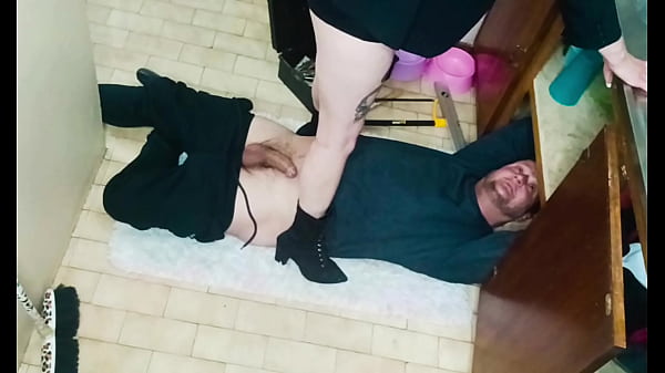 Plumber fixes her sink and gets wet when i seduced him