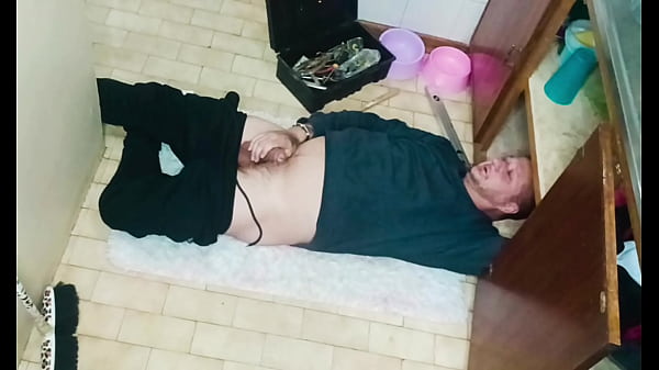 Plumber fixes her sink and gets wet when i seduced him 