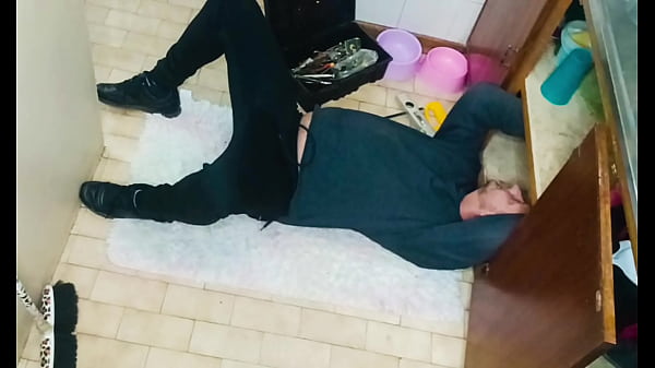 Nonton Plumber Fixes Her Sink And Gets Wet When I Seduced Him thumbnail