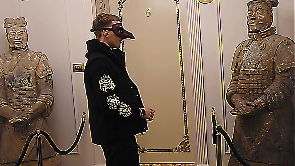 Nonton A Strange Guy In A Mask Lured Into A Cozy Room thumbnail