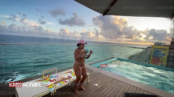 Dan&ccedil;ando de micro biquini na piscina do hotel 