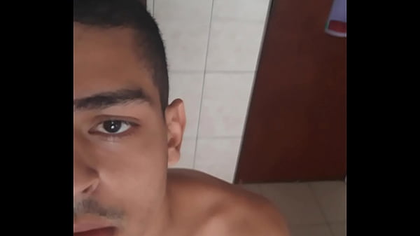 Norton paulo eating the pizza delivery 