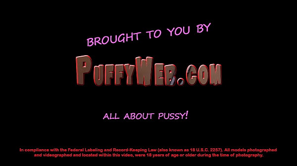 Kinky_Anna pumps and streches_her wet_pussy