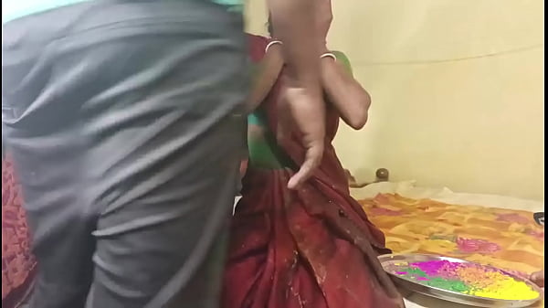 पहली बार पड़ोस वाली भाभी को होली में गांड में रंग लगाया thumbnail