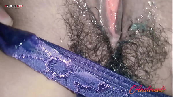 Play MP4 - YO toda INOCENTE esper&aacute;ndolo con un HILO pegado para que me folle todo mi apretado culito mientras gimo como su puta