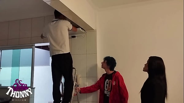 Morena rabuda chamou dois machos pra resolver o problema com a internet 