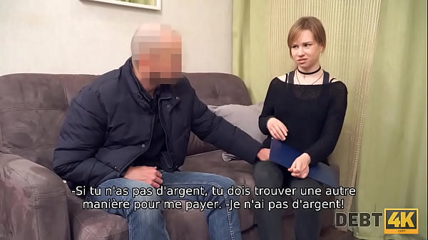 DEBT4k. Jolie jeune fille avec un tour_de cou satisfait le boner du collecteur_de dettes