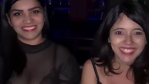 Play MP4 - Baixinha&comma; magrinha e novinha sentado e rebolando no pau na cabine do club de swing