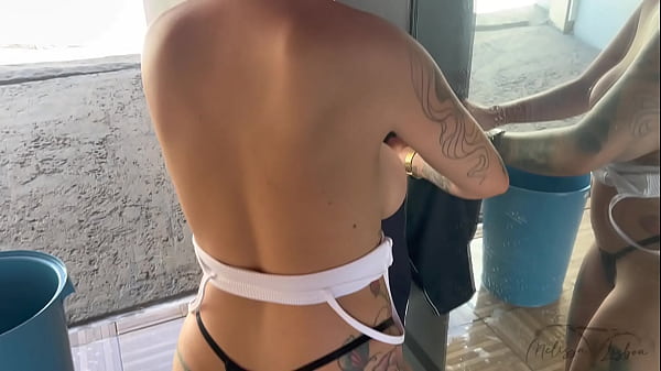 Come&ccedil;ou na varanda de casa estava s&oacute; de calcinha com os vizinhos me vendo fazer uma loucura proibida 