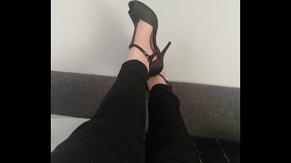 Nonton New Shoes thumbnail