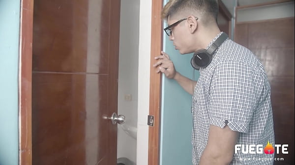 Play MP4 - Hermanastra VENECA cachonda se folla a hermanastro peruano GAMER&period;