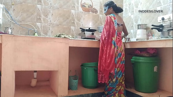 Play MP4 - पति काम से पहले सुबह रसोई में पत्नी की चूत चाटता है।