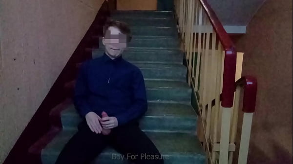 Play MP4 - Public jerking off on the stairs after school