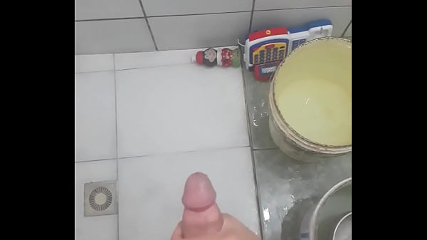 Play MP4 - Novinho batendo punheta no banheiro