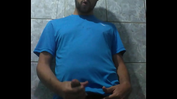 gato batendo uma punheta e gozando no banheiro