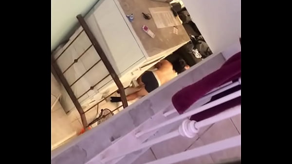 Descubro que un amigo hetero se coje a un gay en mi casa Parte 1