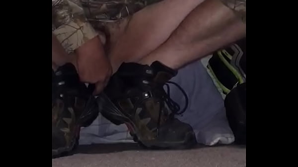 Play MP4 - Sexy mature man in work boots riding big dildo