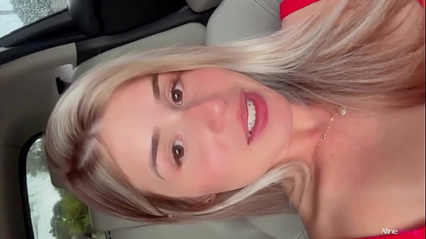 Com a bucetinhaescorrendo loira safadase masturba até gozar_Aline Novak