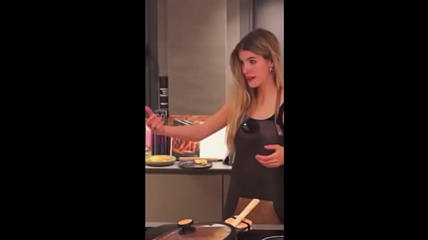 Irina haciendo una tortilla espa&ntilde;ola 