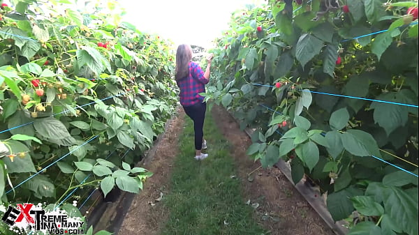 Play MP4 - Hardcore Mouth Fuck in Garden and Strawberry Cum