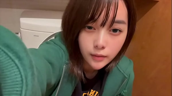 遠距離の彼氏とエッチしてなくてムラムラして我慢できずにお店のト レでオナニーしてしまう大学生